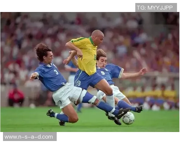 足球明星亲密对话揭秘训练生活与赛场背后的故事 足球明星亲密对话揭秘训练生活与赛场背后的故事