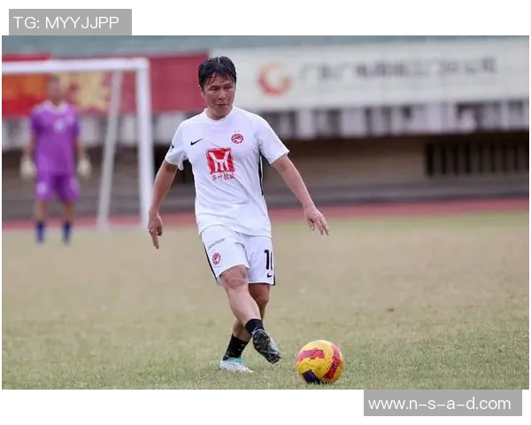 网友热潮模仿男足球明星技艺大比拼引发热议与欢笑 网友热潮模仿男足球明星技艺大比拼引发热议与欢笑