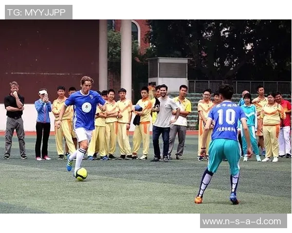 如何巧妙地拼写和变换足球明星的名字以增加趣味性和创意性